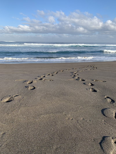 Strand mit Fußspuren